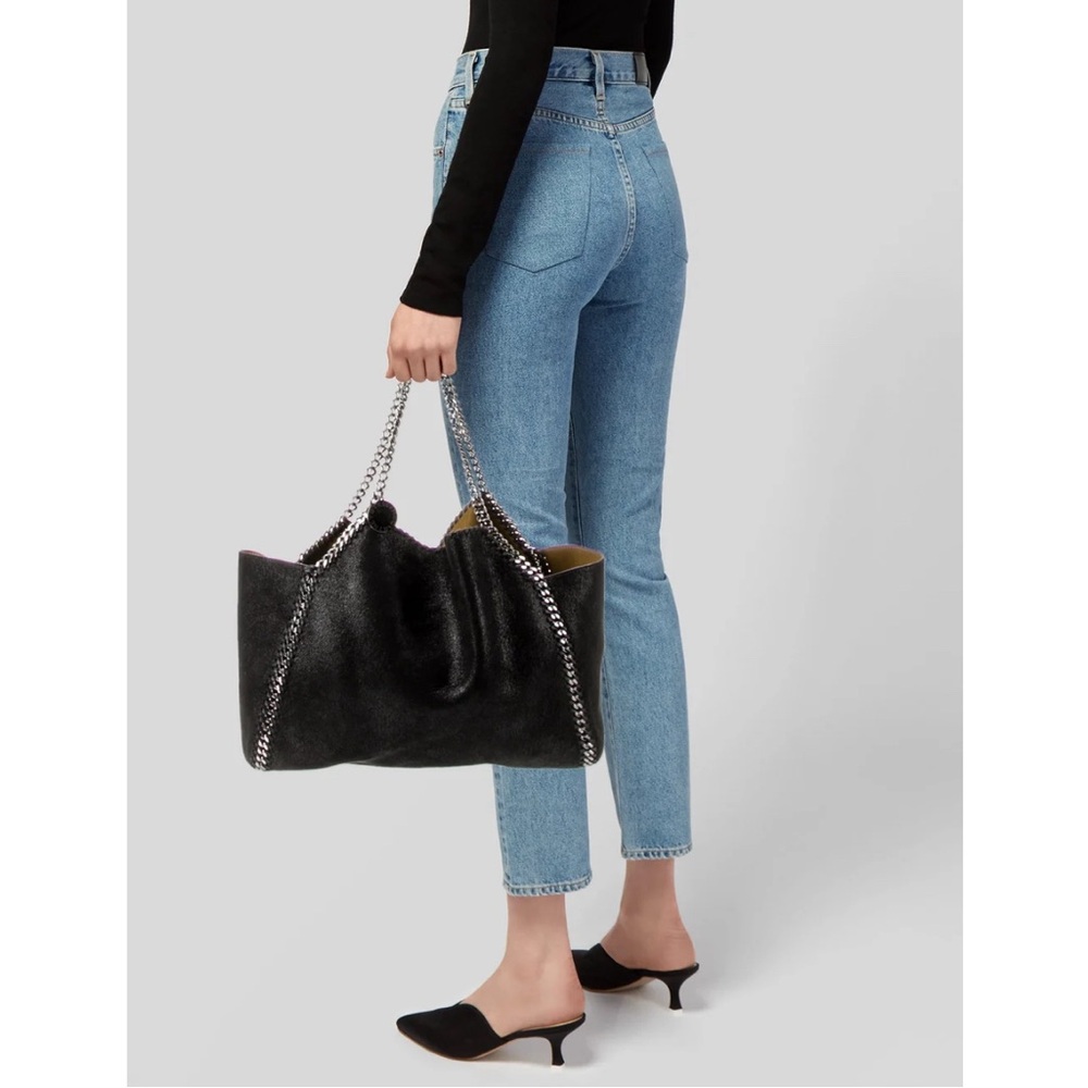 Like new! chic, eco-friendly, and spacious everyday bag.